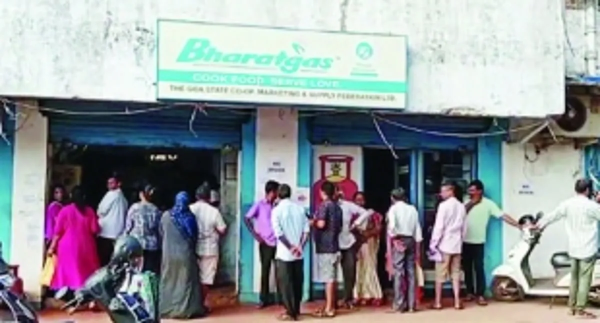 LPG Gas Cylinder Shortage Sparks Protests and Long Queues in Delhi