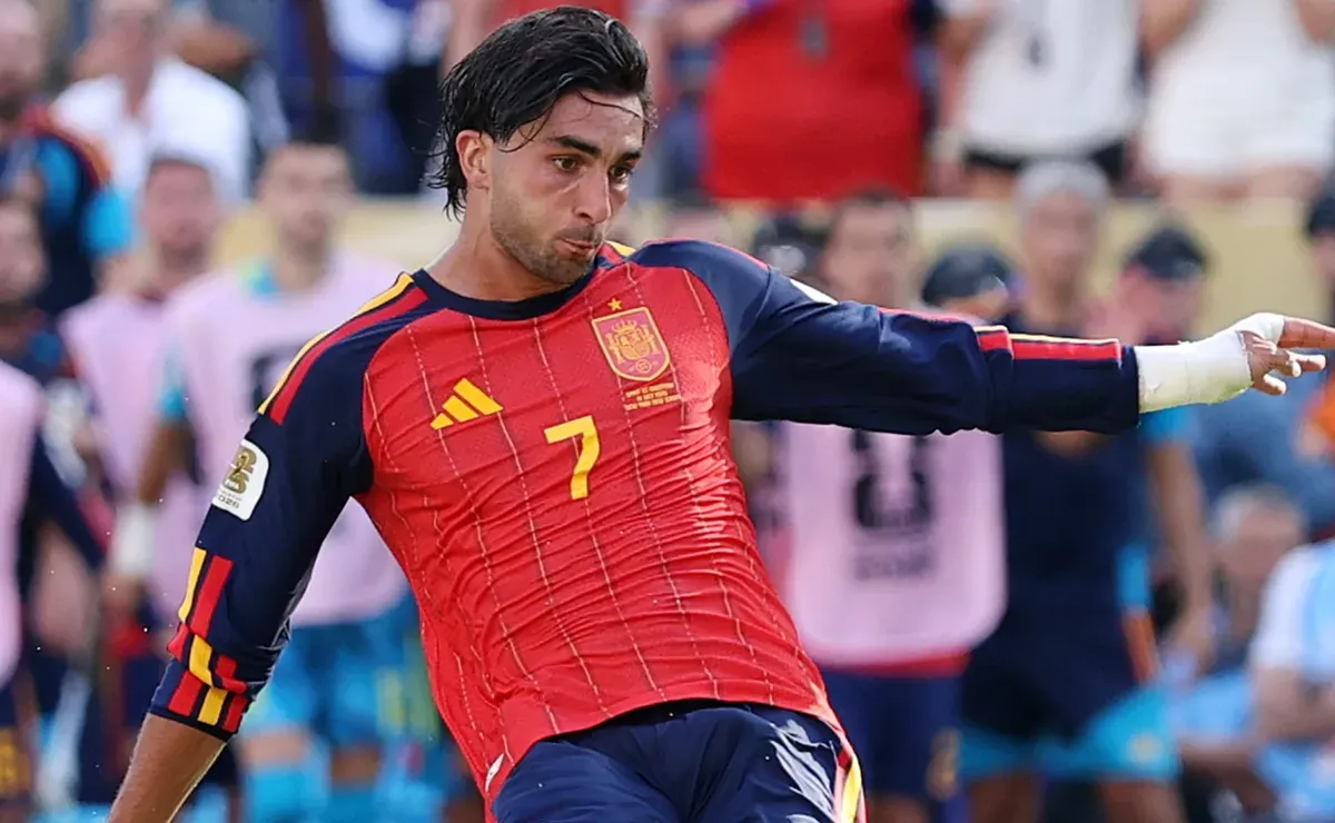 Ferran Torres #7 of Spain scores a goal against Argentina.