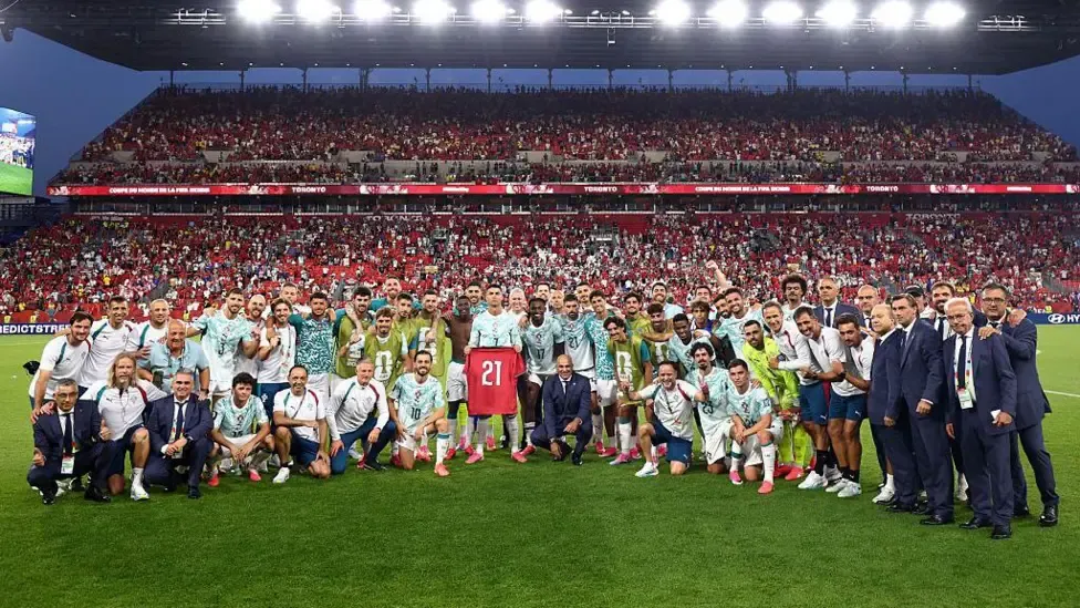 Portugal players pose for a team photograph with a jersey which reads "21" as a tribute to former team-mate Diogo Jota